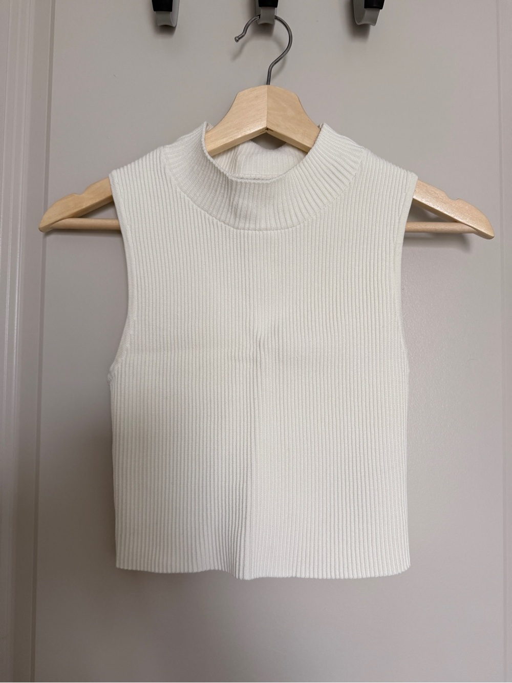 Aritzia Babaton Sleeveless Sculpt Knit Mock Neck  Tank - Cream - XXS